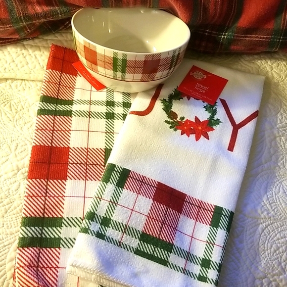Christmas trio; towels and bowl - Picture 1 of 6